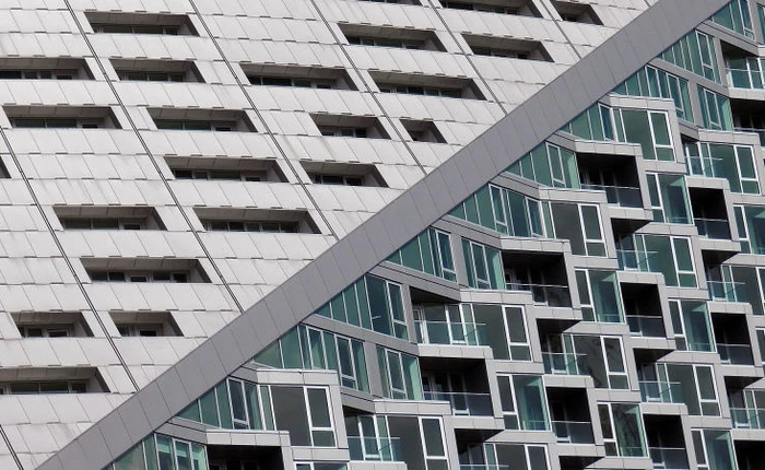 Chỉ là những toà nhà bình thường, nhưng bằng góc chụp độc nhất vô nhị, chúng biến thành ảo giác quang học dưới ống kính của nhiếp ảnh gia