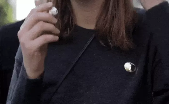 Chiếc ghim cài áo này sẽ giải quyết vến đề lớn nhất của Apple AirPods
