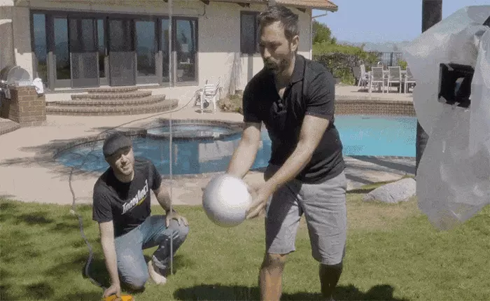 Ma thuật nào đã khiến cho quả bóng có thể lơ lửng trên không chỉ với sức đẩy của tia nước mỏng manh?