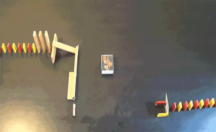 Chuỗi domino trở nên hoành tráng hơn khi có sự góp mặt của lửa và một chút sáng tạo