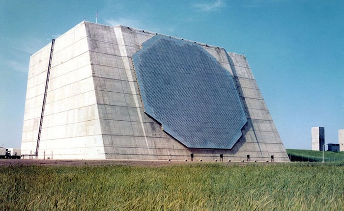 Chiếc radar đứng trơ trọi trên đảo này sẽ bảo vệ nước Mỹ khỏi các cuộc tấn công tên lửa bất ngờ