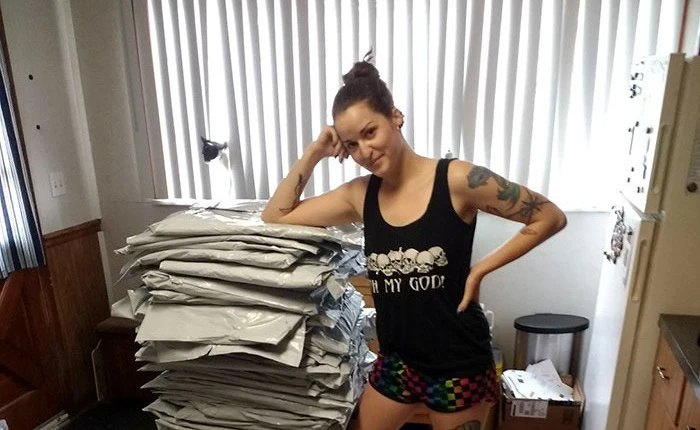 Lạm dụng tính năng nhận hàng mẫu miễn phí trên Amazon, cô gái lâm vào tình huống dở khóc dở cười