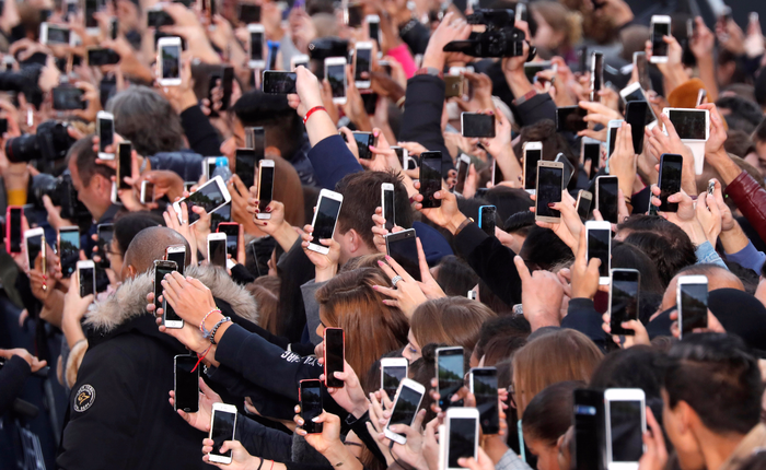 Dán mặt vào những chiếc màn hình đã làm suy giảm hạnh phúc của cả một thế hệ