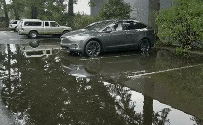 Với tính năng công nghệ hữu ích này, chủ nhân xe Tesla Model X sẽ không bao giờ lo bị ướt giày