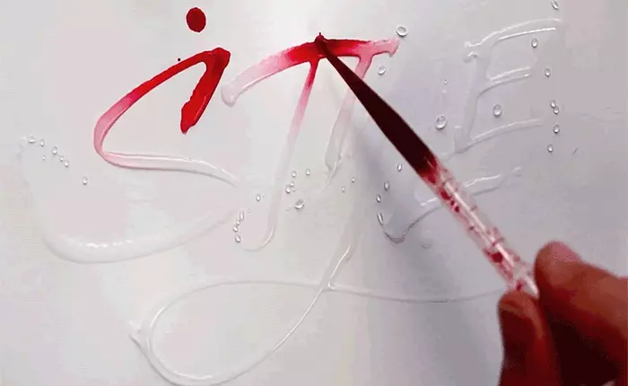 Chỉ vài giọt mực, anh chàng biến nước thành chữ như có phép màu