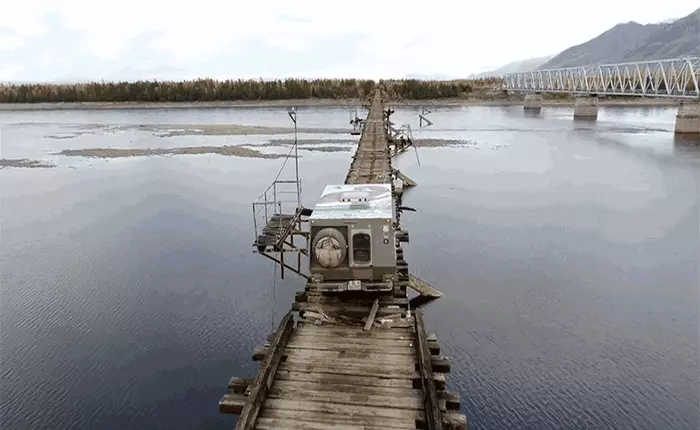 Xem tài xế lái xe qua chiếc cầu "nguy hiểm nhất thế giới"