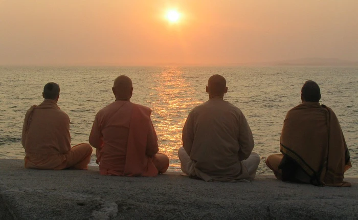 "Làm thế nào để thông minh hơn?" - Câu chuyện về 4 nhà sư và ngọn nến sẽ cho bạn câu trả lời