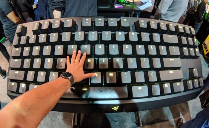 [CES 2018] Razer trình làng chiếc bàn phím cơ độc đáo to bằng... một cái bàn, có cả hệ thống đèn RGB như thật