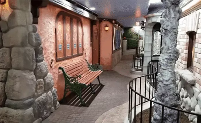 Disneyland rộng lớn thu bé lại vừa bằng một tầng hầm trong nhà chàng trai này