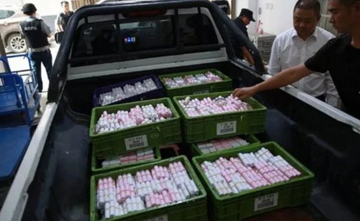 Một “dân chơi” Trung Quốc trả tiền mua xe BMW giá 70 ngàn USD bằng cả tấn tiền xu