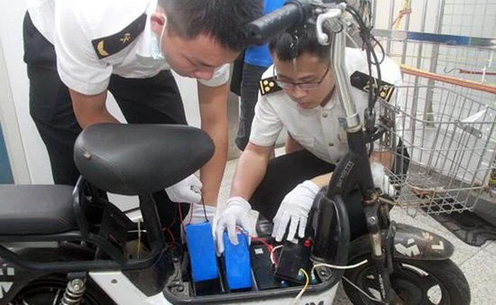 Buôn lậu số iPhone Xs Max trị giá hơn một tỷ đồng bằng cách nhét vào ắc-quy xe đạp điện, người đàn ông bị bắt ngay tại trận