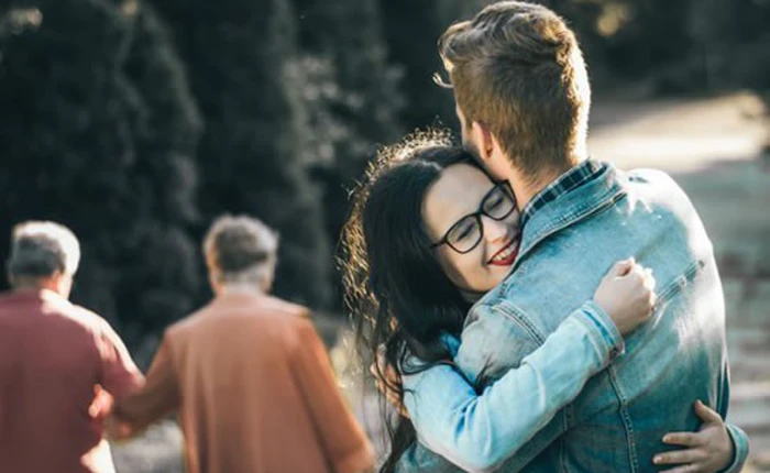 Gió mùa về, hãy cùng tìm hiểu 10 lợi ích sức khỏe khi bạn ôm một ai đó