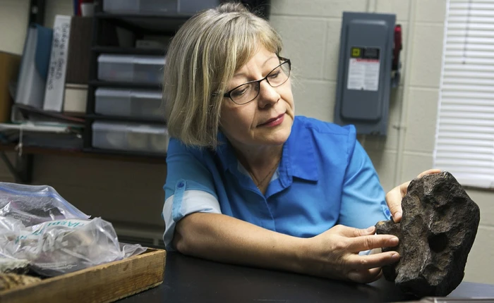 Dùng hòn đá làm chặn cửa suốt 10 năm, ông nông dân mới biết đấy là viên thiên thạch trị giá 100.000 USD