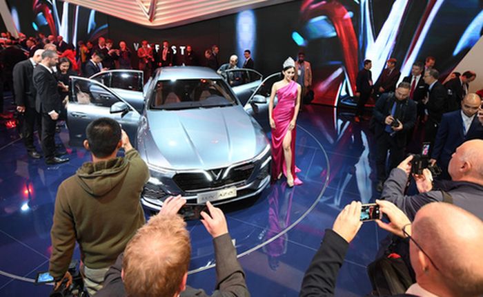 Trả lời câu hỏi “sản phẩm hay truyền thông có trước”, Shark Vương lấy ví dụ VinFast, Vinaxuki, Thaco và khẳng định: Khi xe Vinfast ra đời chắc chắn tôi sẽ mua!