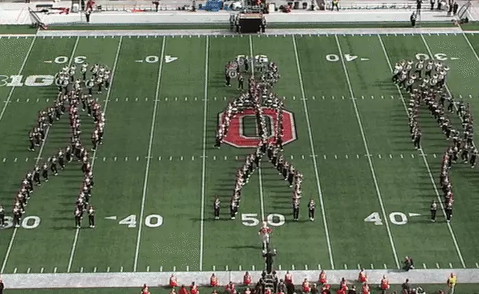 Mỹ: Cả trăm sinh viên đang diễu hành bỗng xếp hình ra điệu nhảy gây sốt Internet