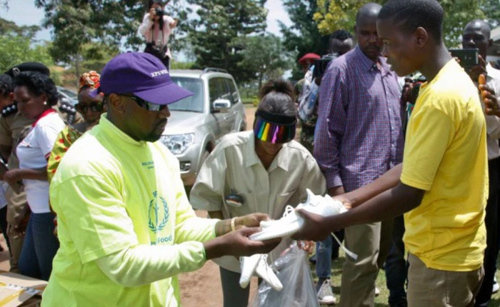 Kanye West tặng hàng trăm đôi Yeezy BOOST 350 V2 cho trẻ mồ côi ở Uganda, Tổng thống cũng được 1 đôi