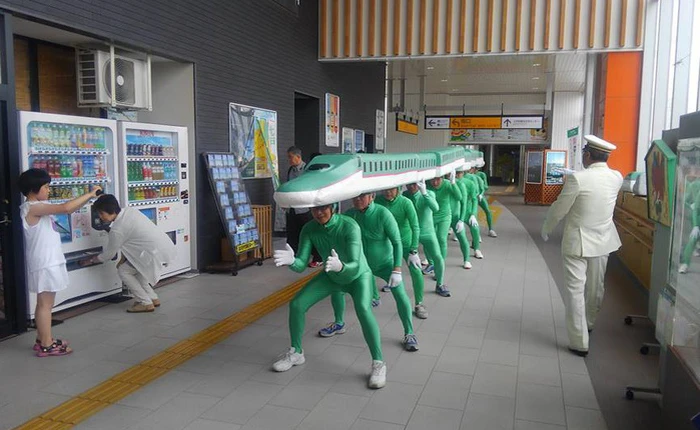 Những người đàn ông này không bị dở hơi, họ cosplay đoàn tàu siêu tốc của Nhật vì lý do cực kỳ nhân văn