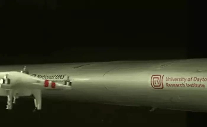 Video cho thấy mức độ nguy hiểm của drone khi đâm phải cánh máy bay trên không trung