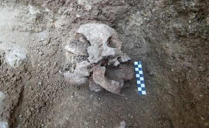 Các nhà khảo cổ tìm ra hài cốt của đứa bé nghi là "ma cà rồng", trong miệng bị chèn một hòn đá to