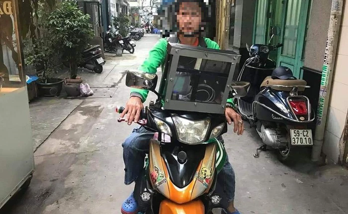 Góc sáng tạo: Bác tài xế Grab gắn bộ phát sóng wifi lên đầu xe để khách thoải mái dùng internet miễn phí