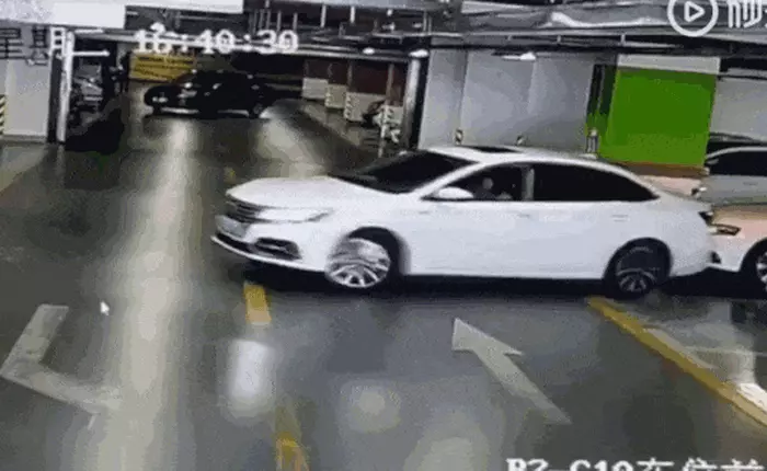 Chỉ vì tìm cách quay đầu mà người phụ nữ này đâm liên tiếp vào toàn siêu xe Maserati, Audi và BMW