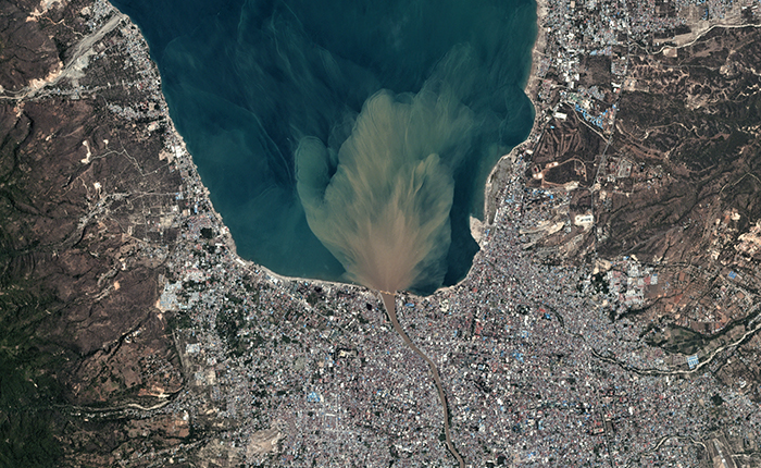 Bộ ảnh trước - sau này sẽ cho bạn thấy trận động đất khiến ít nhất 1.200 người chết ở Palu, Indonesia khủng khiếp như thế nào