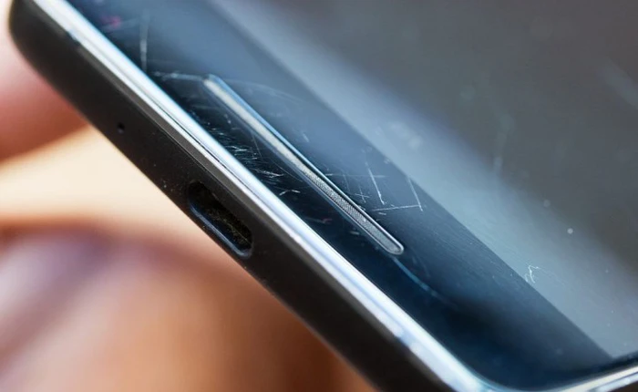 Tại sao điện thoại năm 2018 vẫn dễ trầy xước như những điện thoại "đời cô Lựu" khác?