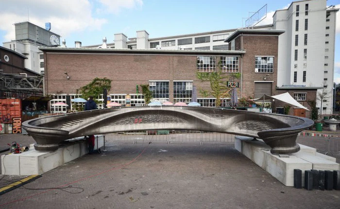 Công nghệ 3D giờ hiện đại đến nỗi, các kỹ sư đã có thể "in" ra một cây cầu làm hoàn toàn từ thép