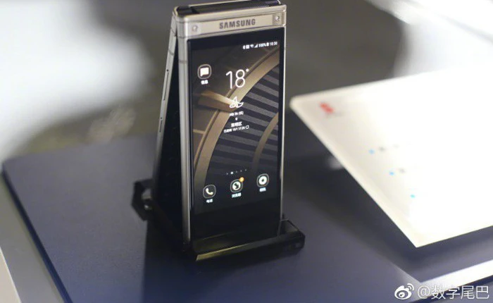 Samsung SM-W2019: Galaxy S9 trong hình hài điện thoại nắp gập