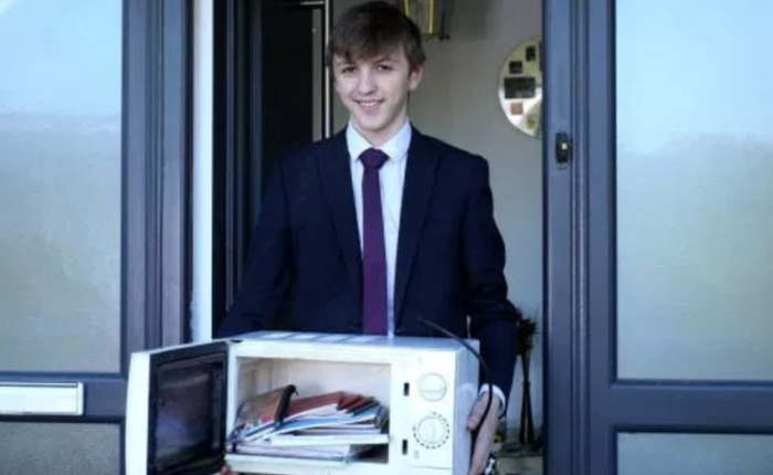 Anh: Trường cấm mang cặp nên nam sinh đựng sách vở bằng lò vi sóng để phản đối