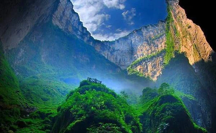 Hố sụt khổng lồ tại Trung Quốc bất ngờ hé lộ một kỳ quan thiên nhiên ở đẳng cấp thế giới