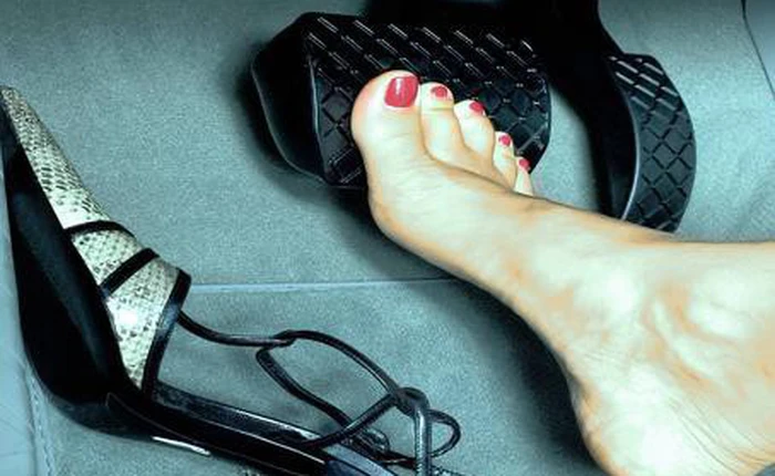 Tại sao giày cao gót lại là thủ phạm gây ra những vụ tai nạn thương tâm trên đường phố?