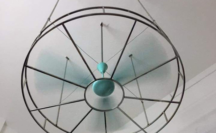 Góc xoay xở: Nhằm giúp học sinh xua tan nỗi sợ rơi quạt trần, nhà trường treo thêm chiếc lồng sắt trông nguy hiểm không kém