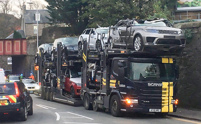 Góc đen đủi: Một loạt xe Jaguar, Range Rover mới cứng biến thành mui trần sau khi được chở qua gầm cầu