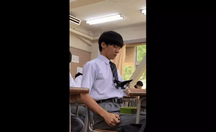 Xem học sinh Nhật trổ tài ăn vụng trong lớp nhờ toàn thiết bị công nghệ cao