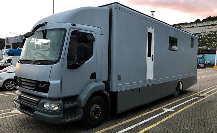 Cặp đôi bỏ 100 triệu mua xe tải về rồi bỏ thêm 600 triệu nữa để biến thành nhà di động cho thoả ước mơ du lịch