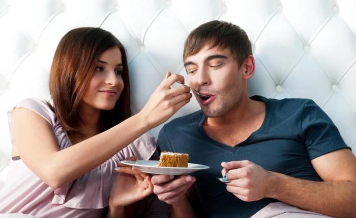 Khoa học cho thấy những cặp đôi yêu nhau thường hay tăng cân