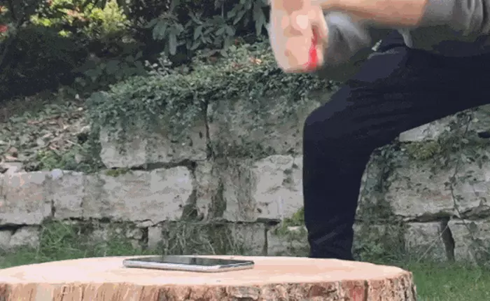 Xem iPhone XR bị chém tan nát bằng rìu với những nhát chặt trời giáng