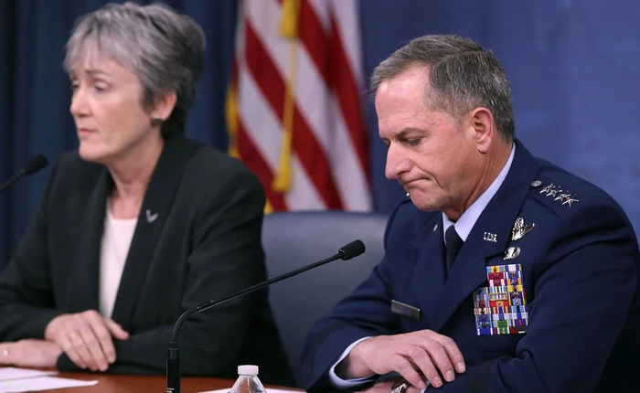 Không quân Mỹ vẫn không thể giải thích vì sao họ chi tới 7 tỷ cho cốc uống cà phê của phi công