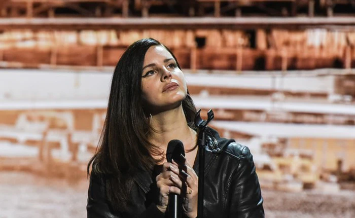 Được Apple bảo "đừng nói bậy" tại sự kiện, ca sĩ Lana Del Rey không thể đọc tên album của mình để giữ hình ảnh thân thiện