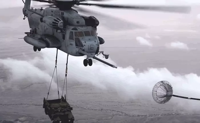 Toát mồ hôi hột xem máy bay trực thăng vận tải hạng nặng vừa chở ô tô vừa tiếp nhiên liệu trên không