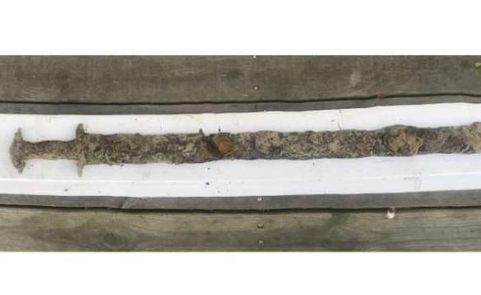 Thụy Điển: Bé gái 8 tuổi bỗng tìm thấy kiếm cổ nghìn năm dưới lòng hồ như truyền thuyết vua Arthur