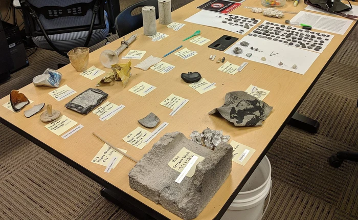 Mạch nước nóng ở Mỹ phun trào lớn nhất trong 60 năm qua, phun ra cả rác khách du lịch vứt xuống