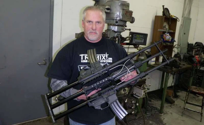 Khám phá khẩu súng độc nhất vô nhị AR-15, làm từ ba khẩu súng ghép lại thành một