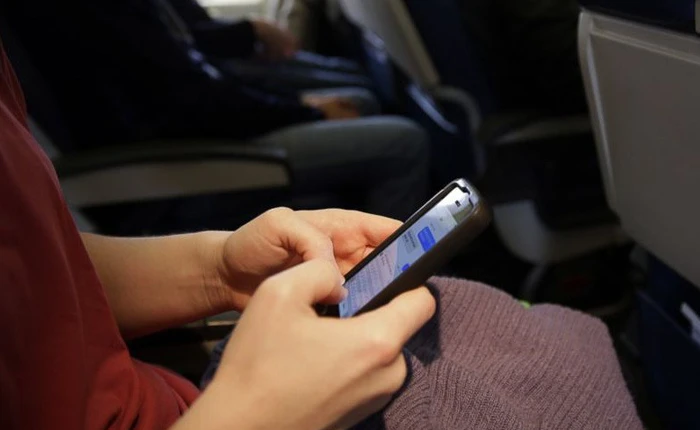 Cục Hàng không Việt Nam: Dùng điện thoại khi máy bay cất, hạ cánh sẽ bị phạt 3 - 5 triệu đồng