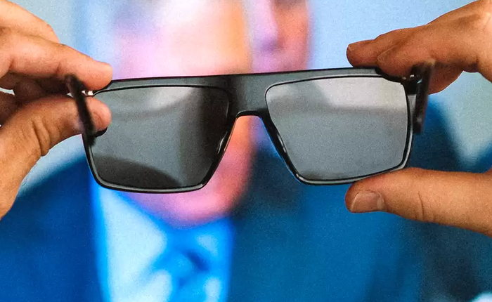 Đây là cặp kính chặn được các thể loại màn hình, cho phép bạn cắt đứt liên lạc với thế giới công nghệ