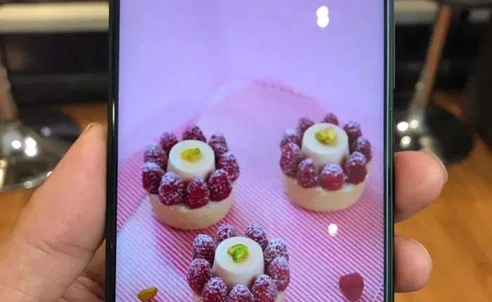 Rỏ rỉ ảnh trên tay Sharp Aquos S3 với "tai thỏ" giống iPhone X