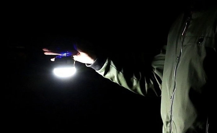 Không phải mang theo sạc dự phòng, dân phượt chỉ cần bỏ túi đèn pin mini này là đã đủ dùng lúc nguy cấp