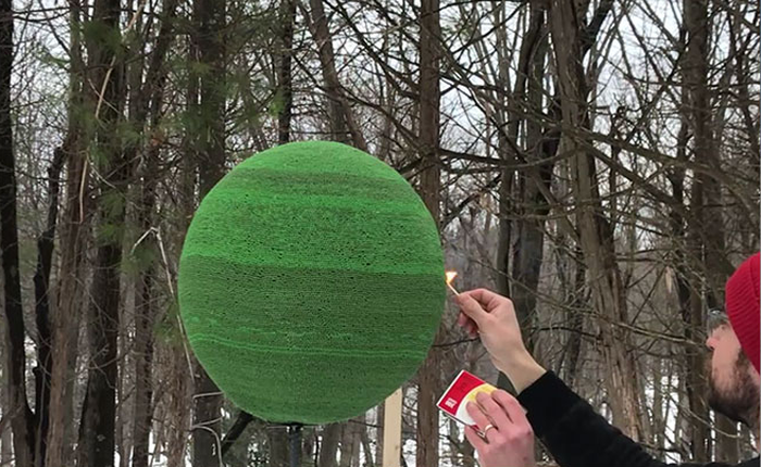 Redditor này "dành cả thanh xuân" để biến 42.000 que diêm thành quả cầu khổng lồ rồi đốt nó đi