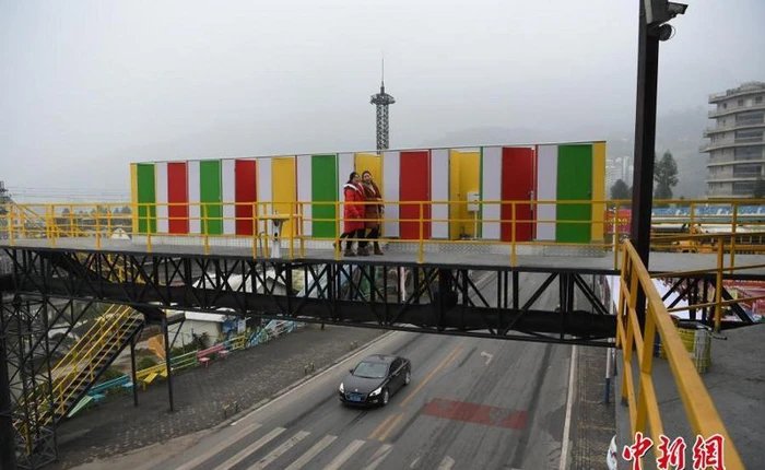 Trung Quốc: Dựng nhà vệ sinh công cộng trên cầu đi bộ, giúp du khách đáp lại tiếng gọi thiên nhiên trong mùa lễ hội